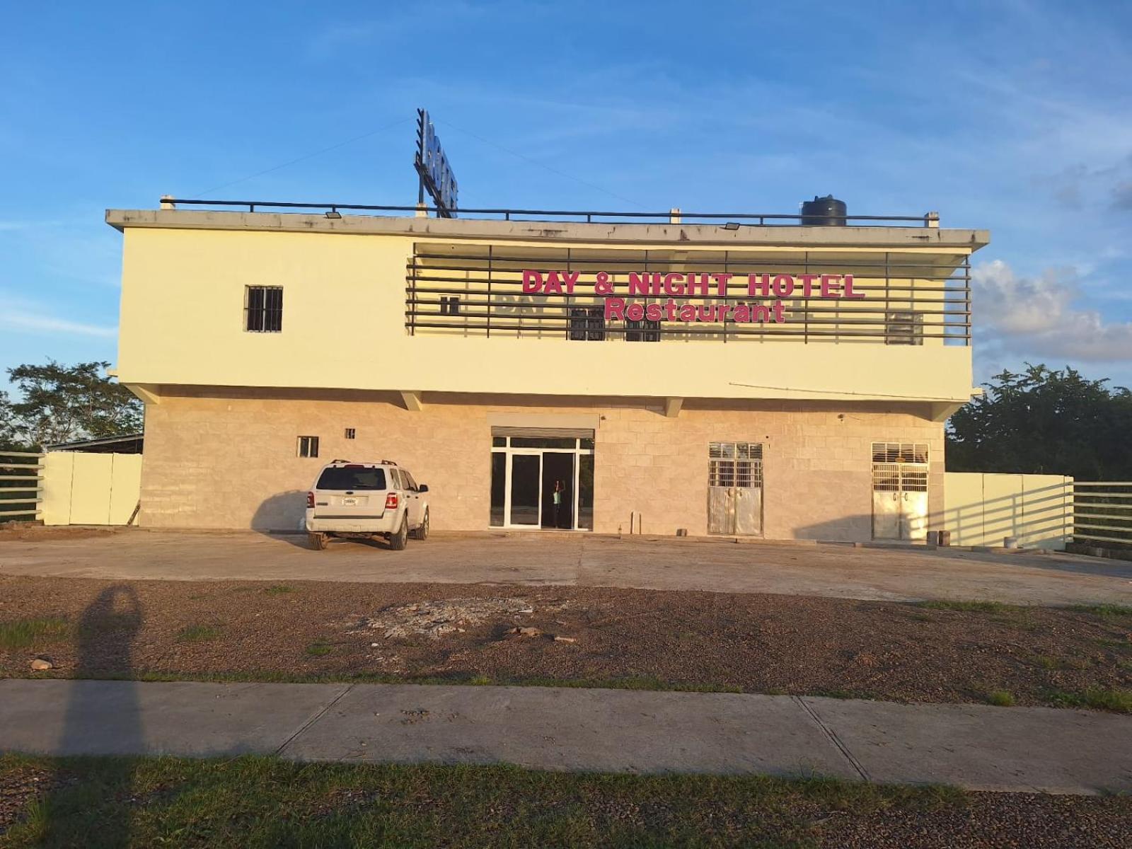 Day And Night Hotel Белмопан Екстериор снимка